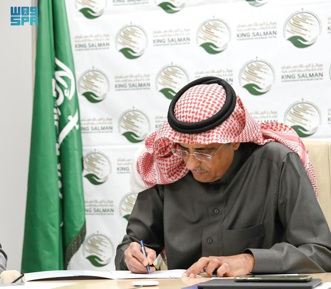 KSrelief Assistant General Supervisor for Operations and Programs Eng. Ahmed bin Ali Al-Baiz signs the agreement with the WHO during a video call. (SPA)