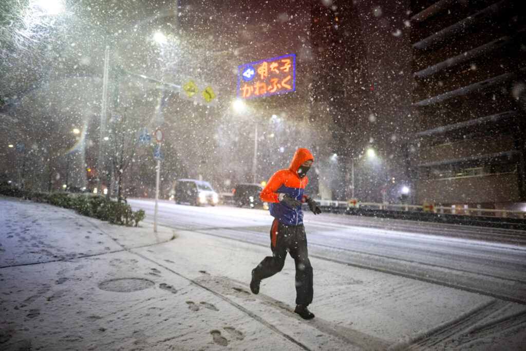 Heavy snow fell in and near the mountainous areas in the Kanto-Koshin eastern to central Japan region, Gifu and Shizuoka prefectures in central Japan and Fukushima Prefecture. (AFP)