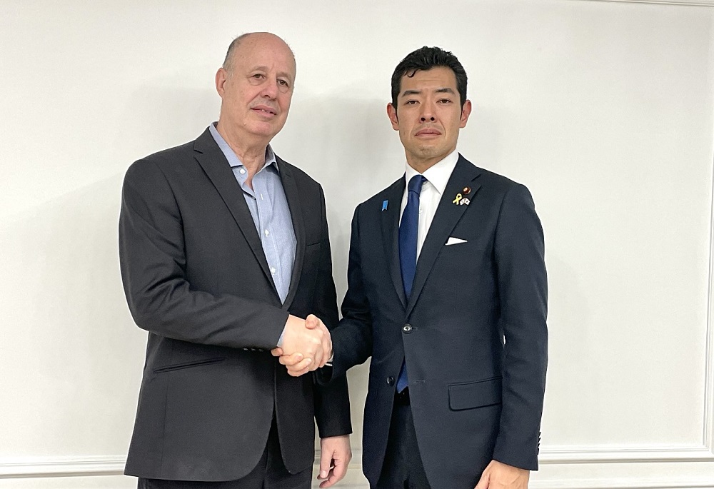 Japanese State Minister for Foreign Affairs TSUJI Kiyoto met Tzachi Hanegbi of the Israeli National Security Council. (MOFA)