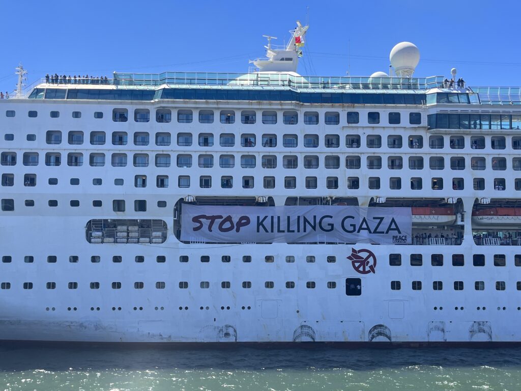 The Pacific World ship hoisted a banner calling for the end to the killing in Gaza. (X/@peace_boat)