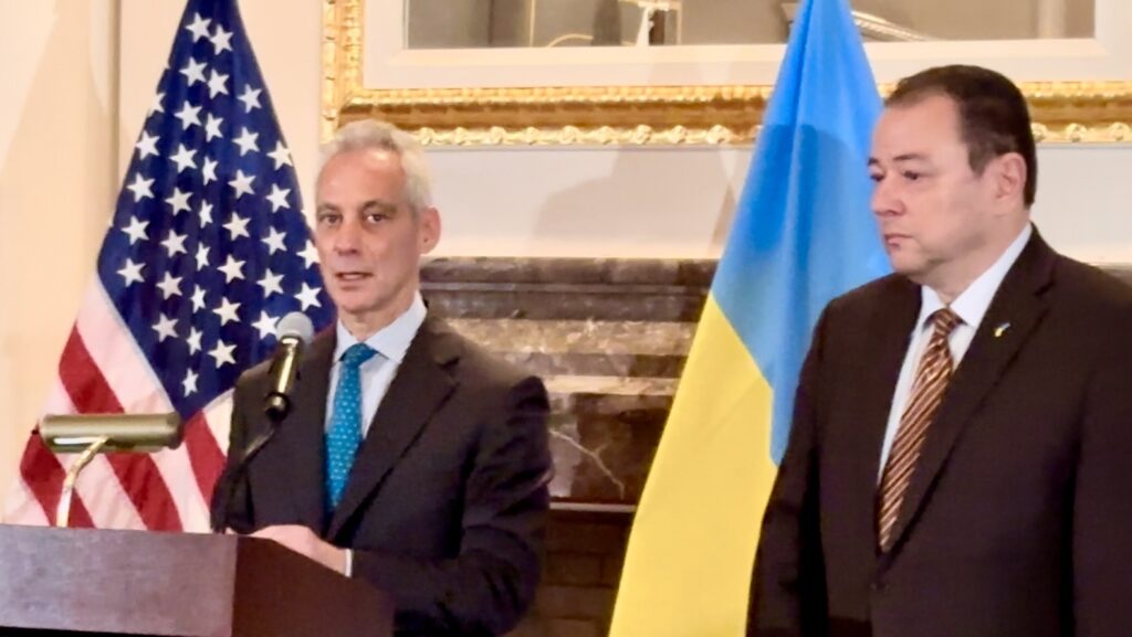 Rahm presented his Ukrainian counterpart with a thousand origami cranes, a symbol of peace in Japan. (ANJ)