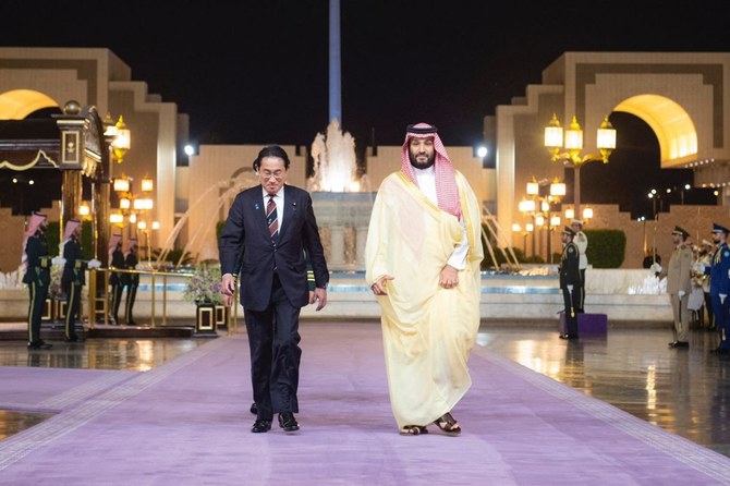 Crown Prince Mohammed bin Salman (R) welcomes Japanese Prime Minister Fumio Kishida in Jeddah. Jul. 16, 2023 (SPA/AFP)