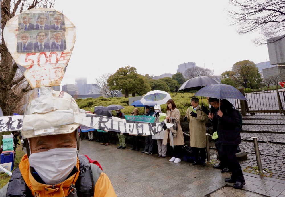 The signatories also demand that the three former CEOs implicated in the nuclear accident be found guilty. (ANJ/ Pierre Boutier)