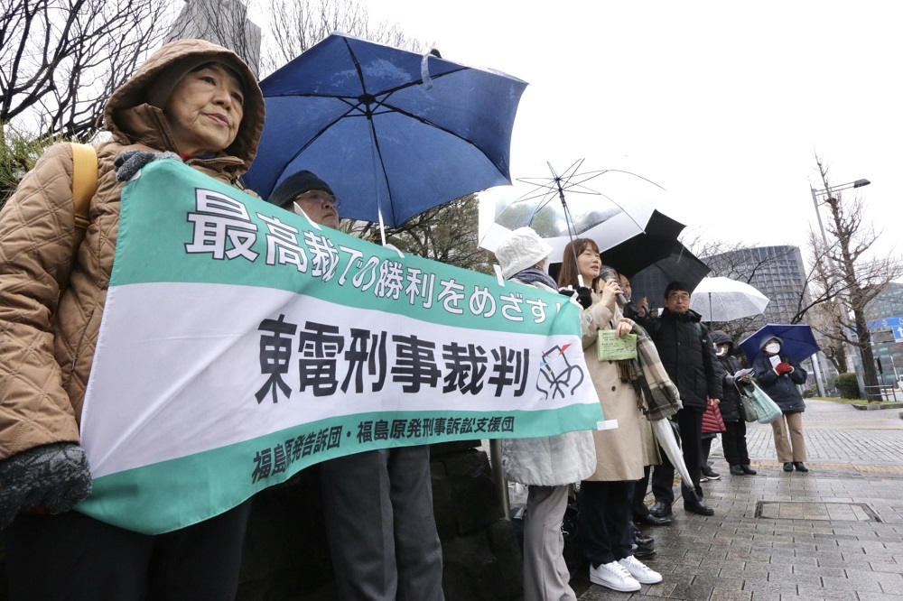 The signatories also demand that the three former CEOs implicated in the nuclear accident be found guilty. (ANJ/ Pierre Boutier)