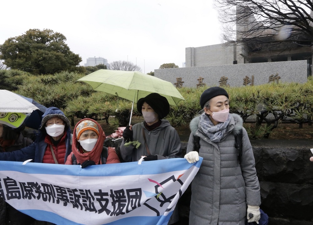 The signatories also demand that the three former CEOs implicated in the nuclear accident be found guilty. (ANJ/ Pierre Boutier)