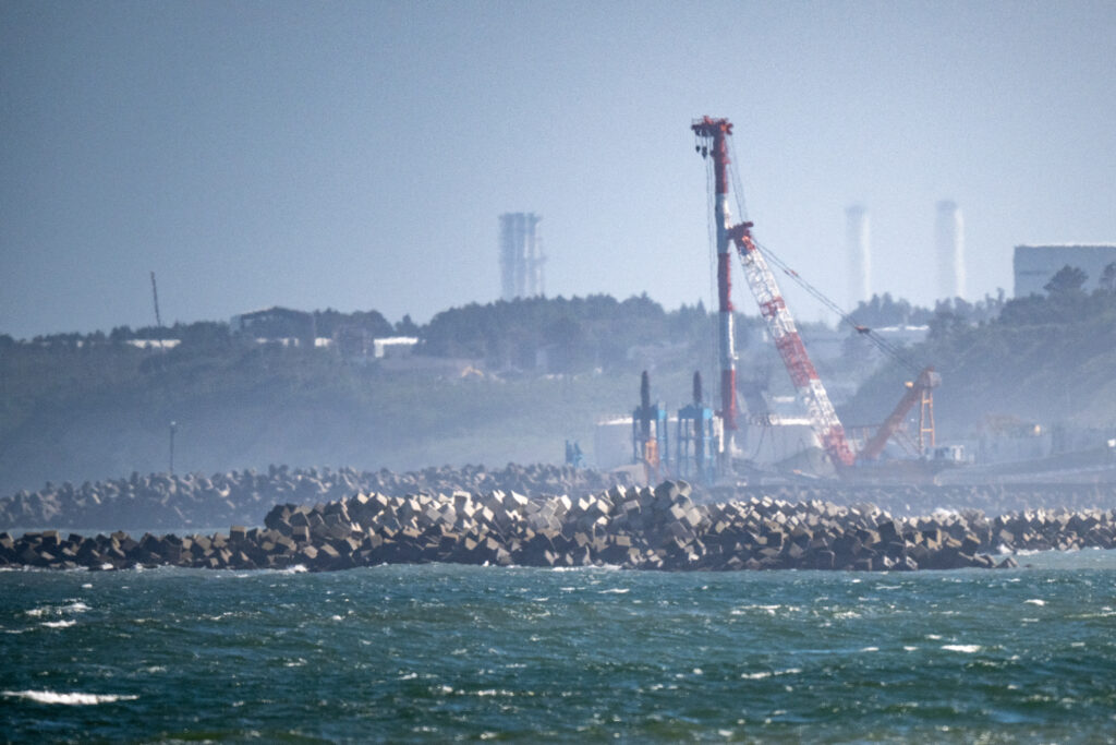 TEPCO plans to carry 872 fuel assemblies, now stored in a pool on the plant site, into the No. 1 reactor building if it receives approval from the regulatory watchdog. (AFP)