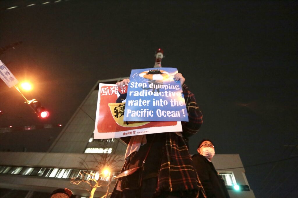 In front of the company building, speeches brought together several citizens who face the problems caused by nuclear accidents . (ANJ)