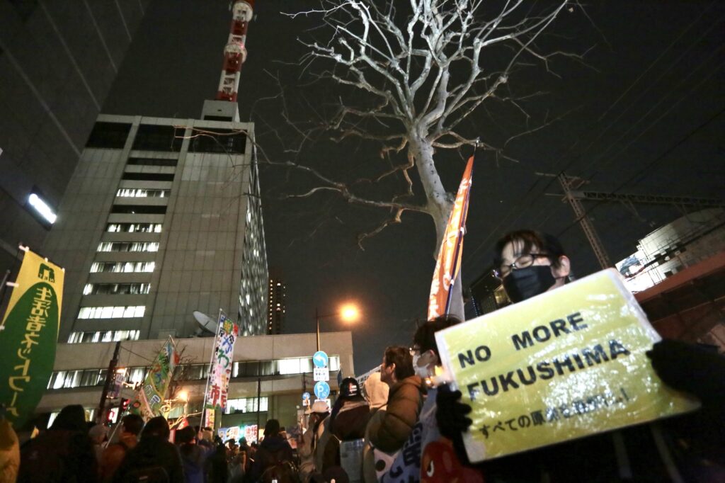 In front of the company building, speeches brought together several citizens who face the problems caused by nuclear accidents . (ANJ)