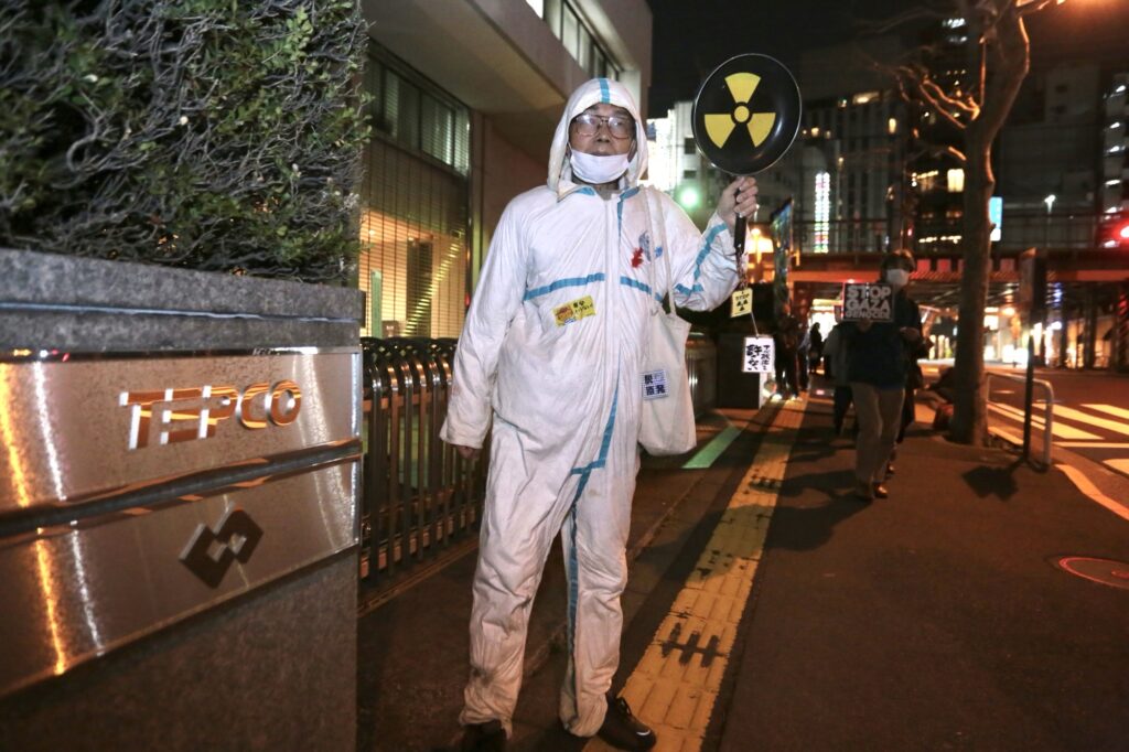 In front of the company building, speeches brought together several citizens who face the problems caused by nuclear accidents . (ANJ)