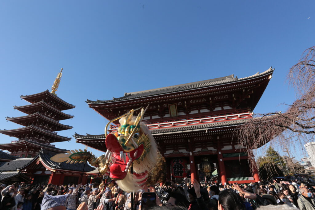 On Monday, the dragon’s progress was accompanied by Geisha musicians who played the shamisen and the shakuhachi. (ANJ/ Pierre Boutier) 