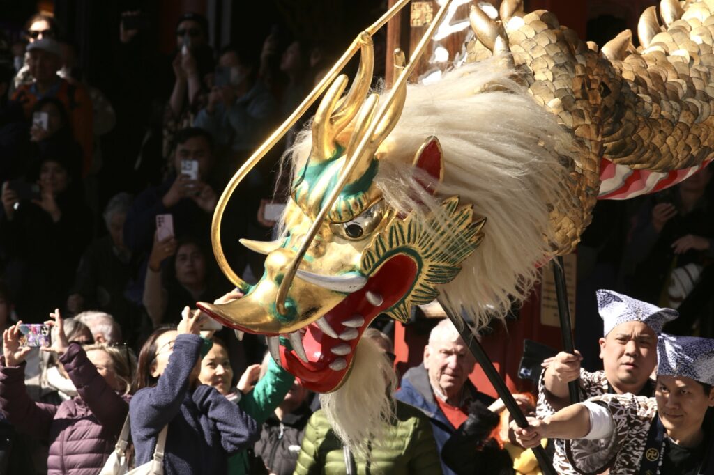 On Monday, the dragon’s progress was accompanied by Geisha musicians who played the shamisen and the shakuhachi. (ANJ/ Pierre Boutier) 