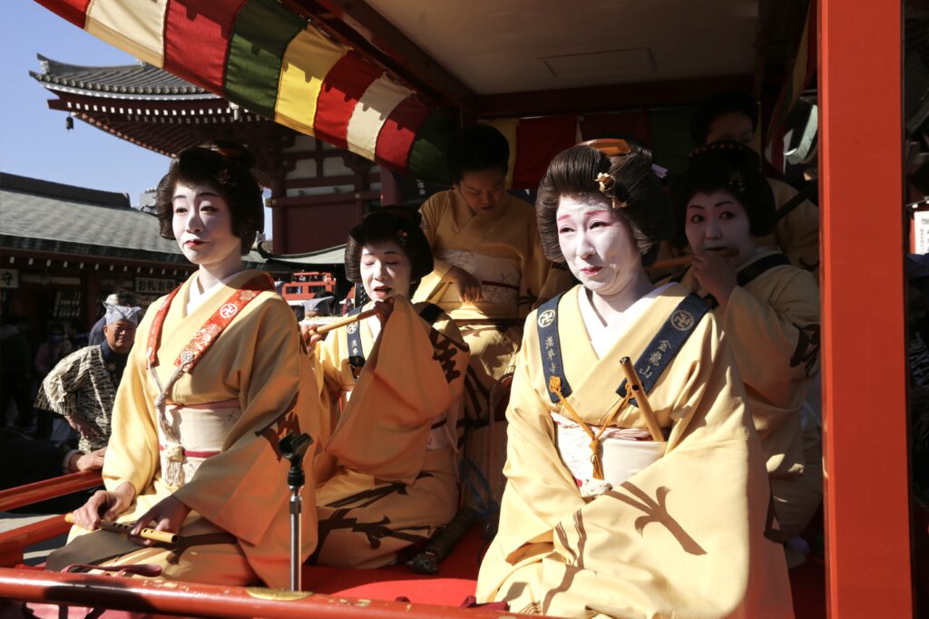 On Monday, the dragon’s progress was accompanied by Geisha musicians who played the shamisen and the shakuhachi. (ANJ/ Pierre Boutier) 