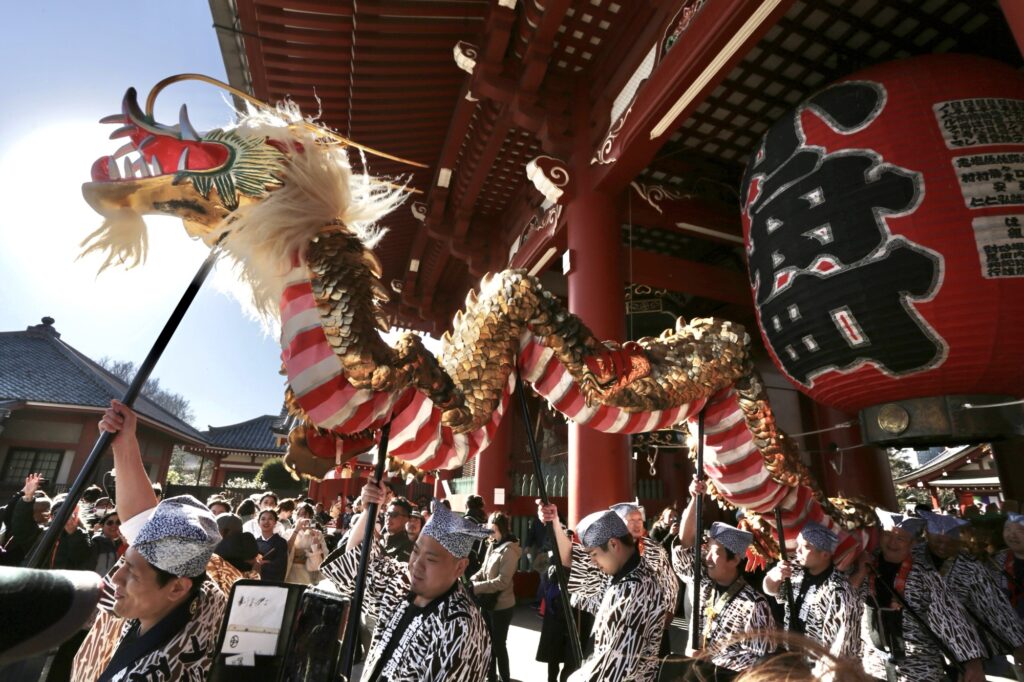 On Monday, the dragon’s progress was accompanied by Geisha musicians who played the shamisen and the shakuhachi. (ANJ/ Pierre Boutier) 