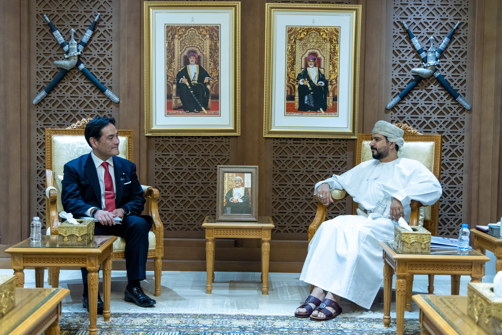 Japan’s State Minister of Economy, Trade and Industry IWATA Kazuchika and Omani Minister of Trade, Industry and Investment Promotion Qais bin Mohammed Al-Yousef on March 6, 2024. (Oman News)