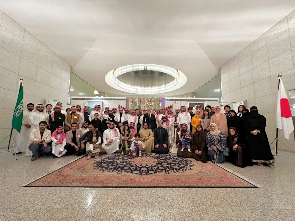 During the Iftar, the participants exchanged views on ways to further develop the alumni network to strengthening the friendship between the two countries. (Supplied)