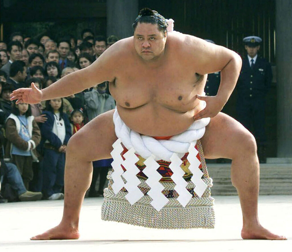 Hawaiian-born sumo wrestler Akebono, Japan's first foreign-born yokozuna or sumo grand champion, seen performing a sacred ring-entering ritual at Tokyo's Meiji Shrine. Picture taken Jan 6, 2000. (Reuters/File Photo)