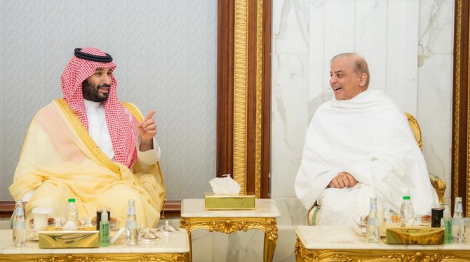 Saudi Crown Prince Mohammed bin Salman and Pakistan’s PM Shehbaz Sharif pictured at the Al-Safa Palace in Makkah. (File/SPA)