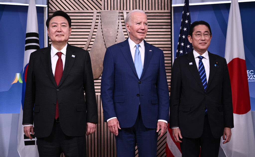 US President Joe Biden, South Korean President Yoon Suk Yeol (L), and Japanese Prime Minister KISHIDA Fumio (R) stand for a photo ahead of a trilateral meeting at the Asia-Pacific Economic Cooperation (APEC) Leaders' Week in San Francisco, California, on November 16, 2023. (AFP)