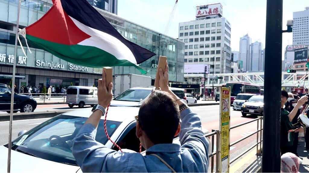 Many young people of different nationalities wore Arabic-style keffiyehs in the Tokyo sunshine. (ANJ)