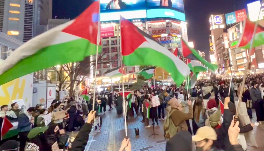 File photo of Japanese demonstrators in Tokyo holding Palestinian flags. (ANJ) 