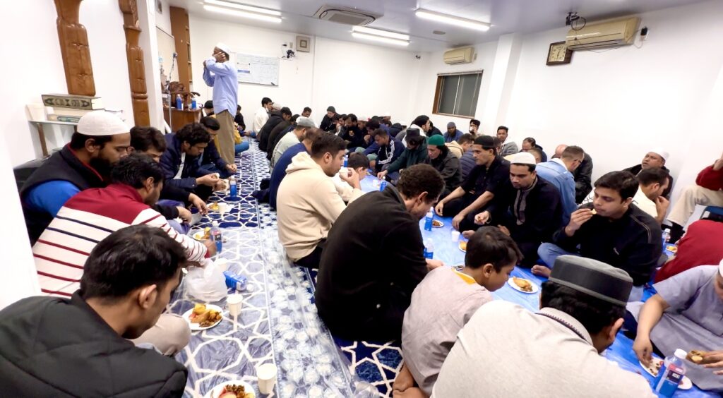 Volunteers helped cook meals for those fasting, who started breaking the fast at 6:02 p.m. (ANJ)