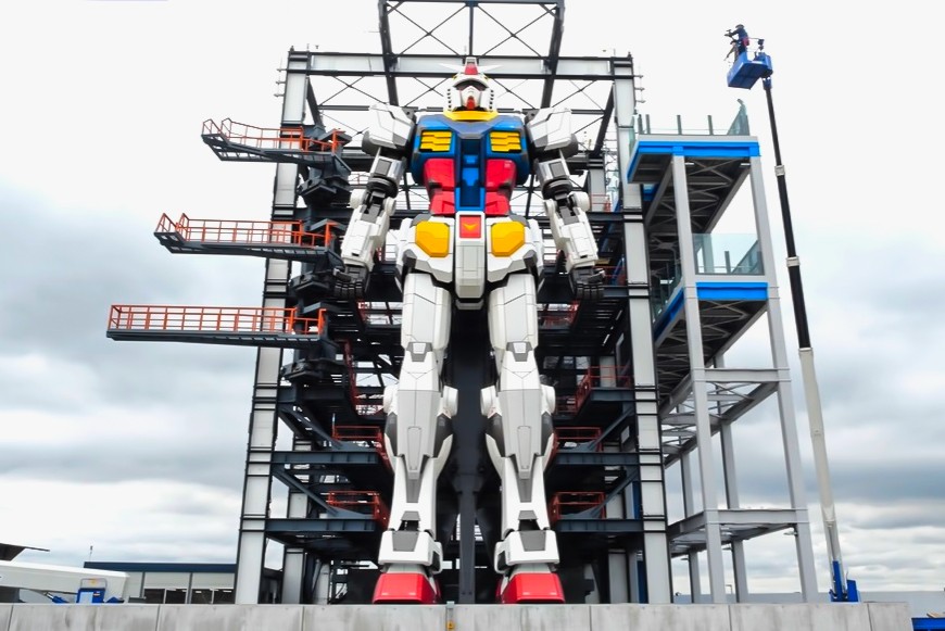 The life-sized Gundam, about 18 meters tall and weighing 25 tons, can move 24 parts of its body, including the arms and legs. (Gundam)