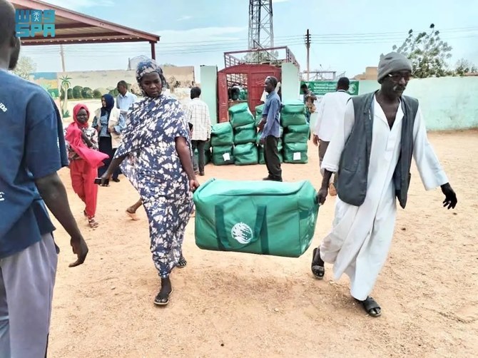 In the Karari locality of Khartoum, KSrelief distributed 233 shelter bags to needy and displaced families, offering urgent relief to 1,357 individuals. (SPA)