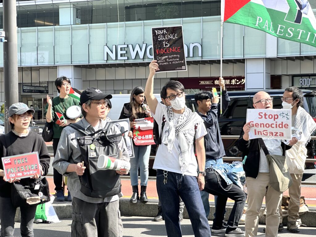 Many young people of different nationalities wore Arabic-style keffiyehs in the Tokyo sunshine. (ANJ)