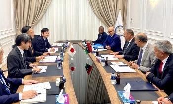 On April 29, Fukazawa had a meeting with Libya’s acting Foreign Minister, El-Taher El-Baour for the Second Japan-Libya Bilateral Policy Consultation. (MOFA) 