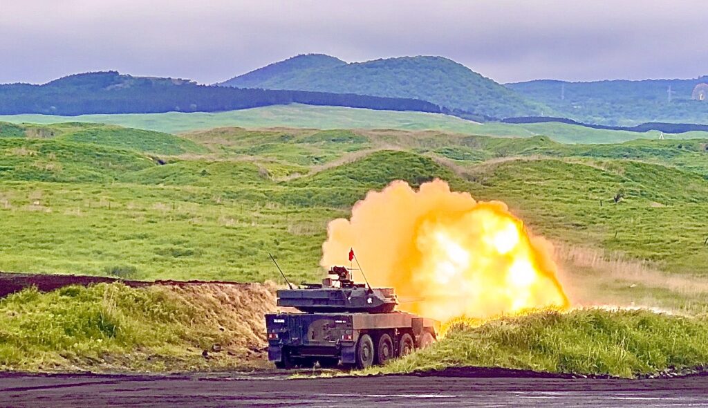 The drills involved tanks, artillery and aircraft loaded with live ammunition continuously entering and exiting the firing range to demonstrate their capabilities to the spectators. (ANJ)