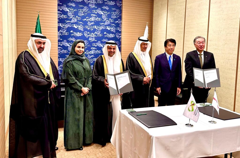 Prince Abdulaziz bin Salman Al Saud, Saudi Minister of Energy and Japan’s Minister of Economy, Trade and Industry SAITO Ken were present at the signing. (ANJ Photo)