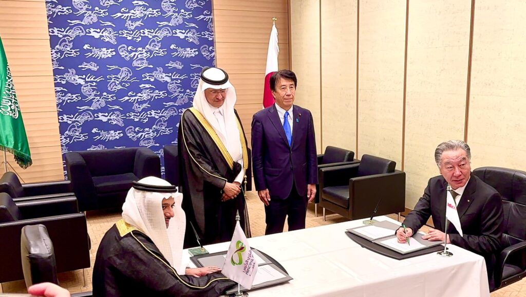 Prince Abdulaziz bin Salman Al Saud, Saudi Minister of Energy and Japan’s Minister of Economy, Trade and Industry SAITO Ken were present at the signing. (ANJ Photo)