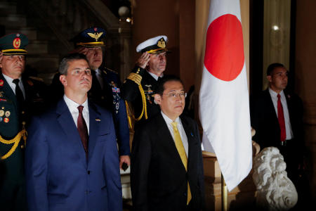 Paraguay's President Santiago Pena and Japan's Prime Minister Fumio Kishida stand for their national anthems at the 'Palacio de los Lopez' government palace, in Asuncion, Paraguay May 3, 2024. (Reuters)