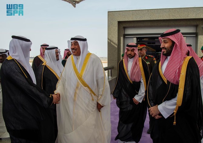 Saudi Crown Prince Mohammed bin Salman receives the Kuwaiti Crown Prince Sheikh Sabah Khaled Al-Hamad Al-Sabah. (SPA)