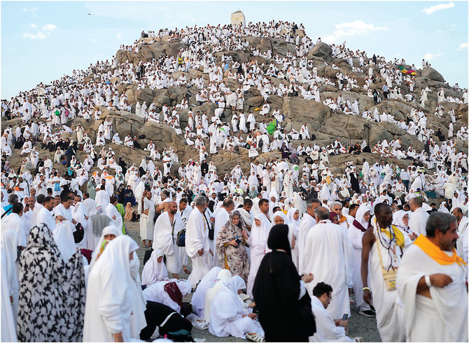 On the slopes of Mt. Arafat and the surrounding plains, many pilgrims raised hands in worship with tears streaming down their faces. (AFP photo)