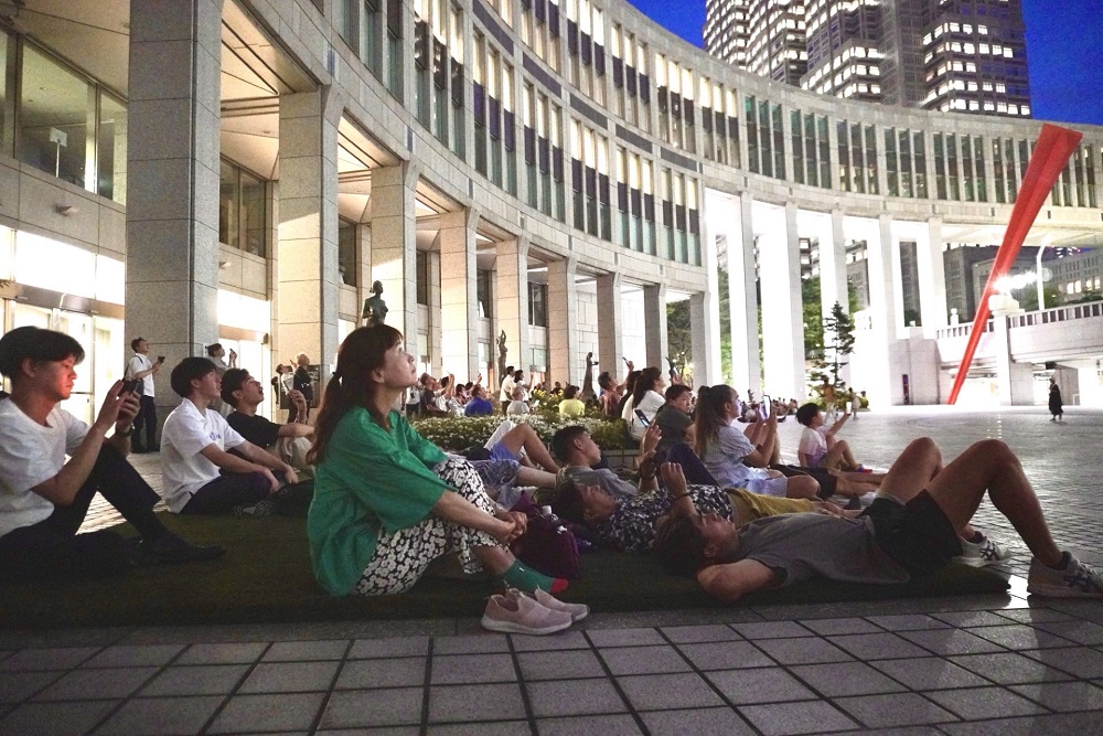 People flock to see the illuminated Tokyo Metropolitan Government building. (ANJ)