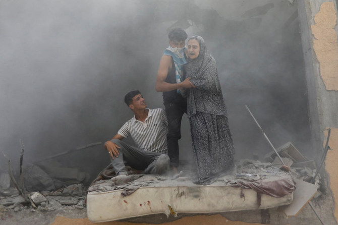 Palestinians react at the site of an Israeli strike on a house, amid the Israel-Hamas conflict, in Deir Al-Balah, in the central Gaza Strip, Jun. 14, 2024. (Reuters)