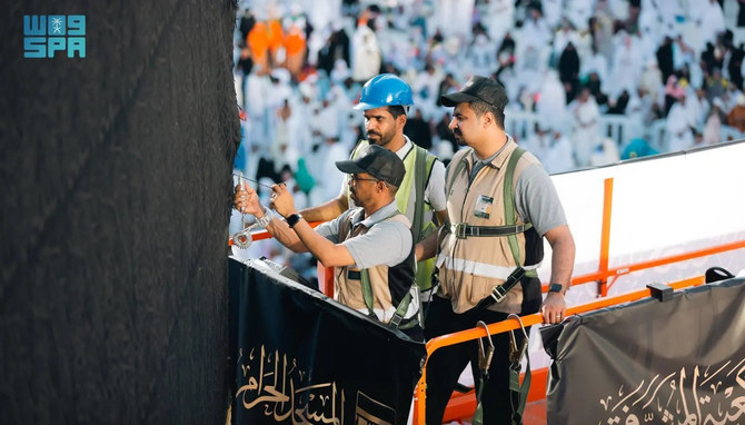 Special team of technicians and craftsmen install the new Kiswah at the Kaabah in Makkah. (SPA)
