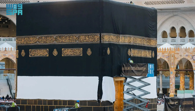 Special team of technicians and craftsmen install the new Kiswah at the Kaabah in Makkah. (SPA)