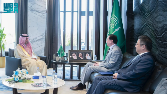 Minister of Municipal, Rural Affairs, and Housing Majid Al-Hogail with China’s Ambassador Chang Hua. SPA