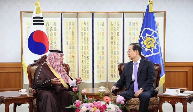 Saudi Minister of Commerce Majid Al-Qasabi meets South Korean Prime Minister Han Duck-soo. (Yonhap)
