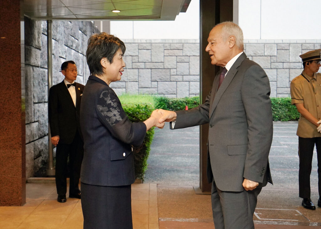 Abul Gheit is on his first visit to Japan as Secretary General of the League of Arab States, and he took part in the 5th Japan-Arab Economic Forum in Tokyo. (MOFA)