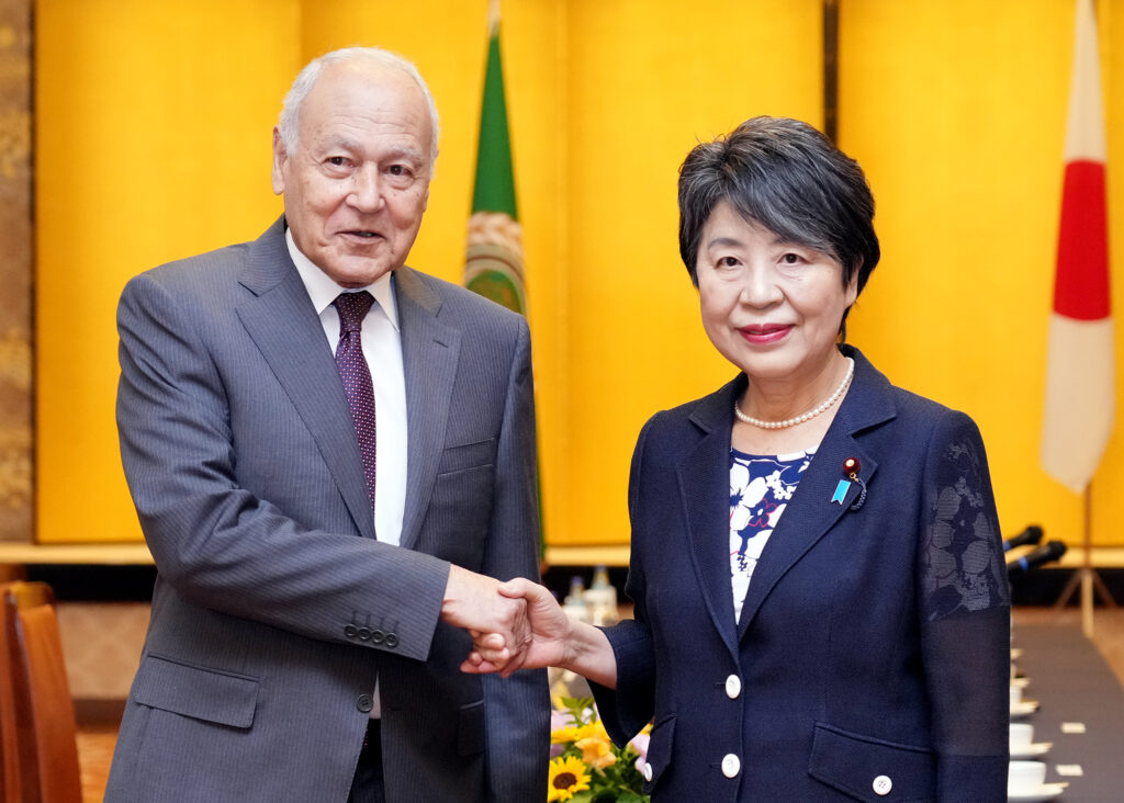 Abul Gheit is on his first visit to Japan as Secretary General of the League of Arab States, and he took part in the 5th Japan-Arab Economic Forum in Tokyo. (MOFA)