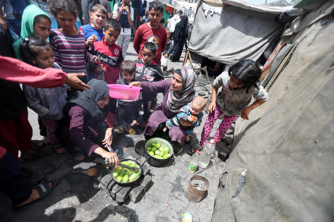 Displaced Palestinians, who fled their homes due to Israeli strikes, shelter in a UNRWA-affiliated school in Deir Al-Balah, in the central Gaza Strip April, 23, 2024. (Reuters/File Photo)