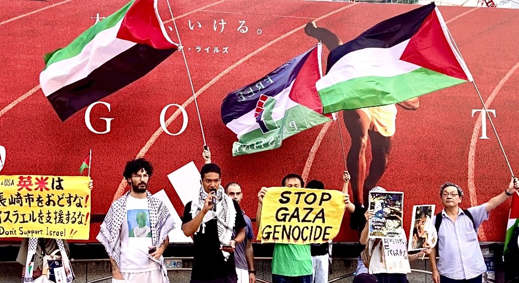 Demonstrators held a protest in the busy Shibuya district of Tokyo against Israel’s bombing of a school in Gaza that killed nearly 100 people. (ANJ)