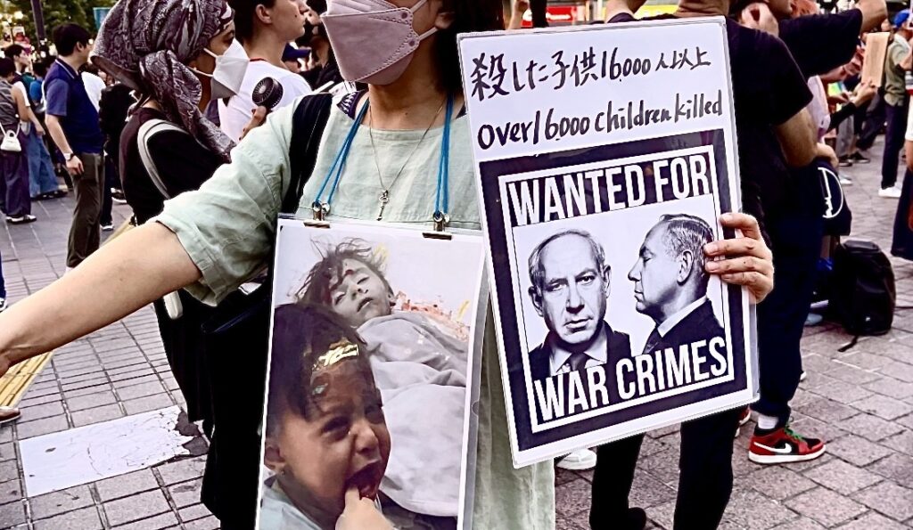 Demonstrators held a protest in the busy Shibuya district of Tokyo against Israel’s bombing of a school in Gaza that killed nearly 100 people. (ANJ)