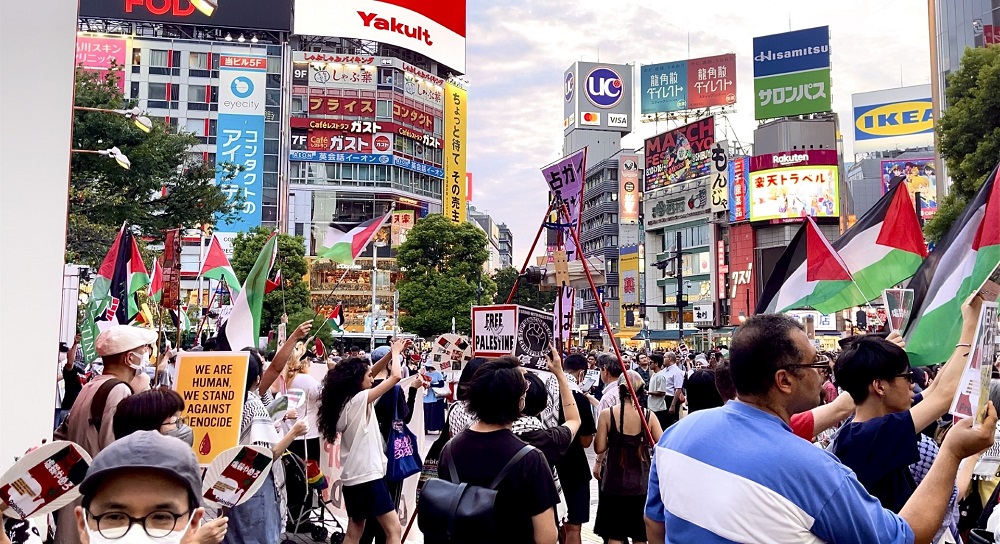 Demonstrators held a protest in the busy Shibuya district of Tokyo against Israel’s bombing of a school in Gaza that killed nearly 100 people. (ANJ)