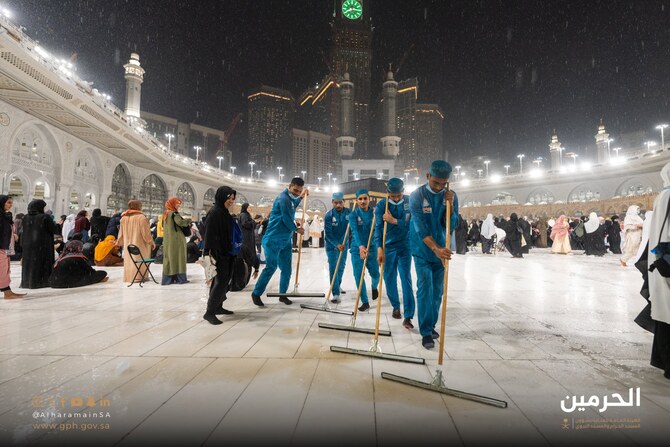 Heavy rains, strong winds and thunderstorms lashed Makkah, Madinah and other regions on Thursday. (@WMNGOVSA)