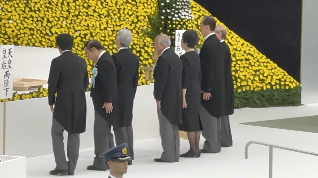 Emperor Naruhito and Prime Minister KISHIDA Fumio led the prayers for the 3 million who lost their lives in the Second World War. (ANJ)