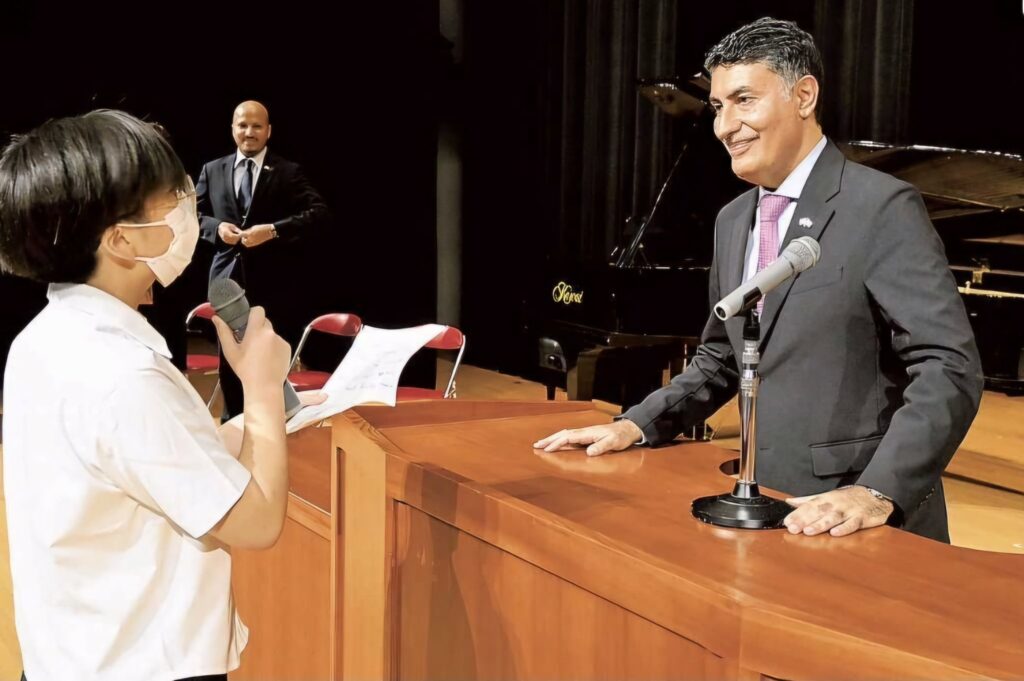 230 students attended Binzagr's session, where he gave a speech about Saudi Arabia and Japan's bilateral relations and encouraged the students to visit the Kingdom.  (KSA MOFA)